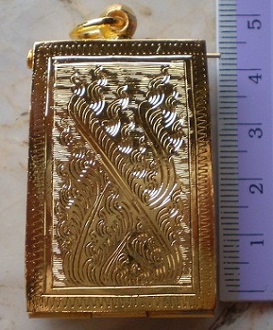 ตลับเงินแกะลาย  ปิดหลัง  ชุบทองแท้  ใส่พระสมเด็จ   เคาะเดียว 