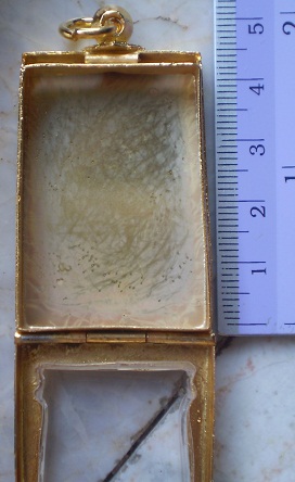 ตลับเงินแกะลาย  ปิดหลัง  ชุบทองแท้  ใส่พระสมเด็จ   เคาะเดียว 