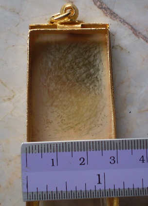 ตลับเงินแกะลาย  ปิดหลัง  ชุบทองแท้  ใส่พระสมเด็จ   เคาะเดียว 