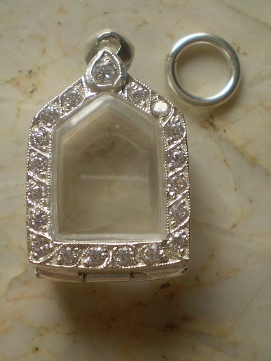 ตลีบเงินแกะลาย  ล้อมเพชร  ใส่ขุยแผนผงพรายพิมพ์เล็ก เคาะเียว 