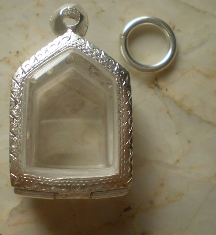 ตลีบเงินแกะลาย  ล้อมเพชร  ใส่ขุยแผนผงพรายพิมพ์เล็ก เคาะเียว 