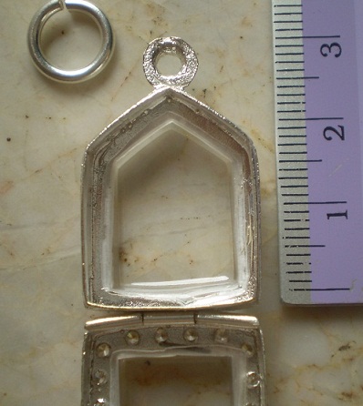 ตลีบเงินแกะลาย  ล้อมเพชร  ใส่ขุยแผนผงพรายพิมพ์เล็ก เคาะเียว 