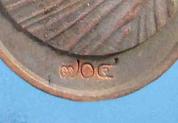 เหรียญหล่อโบราณ " เนื้อมหาชนวน " หลวงพ่อคูณ ปริสุทโธ วัดบ้านไร่ ร.ศ.233 หมายเลข ๗๐๔