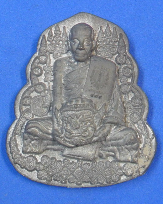 เหรียญหล่อโบราณ หลวงปู่กาหลง เขี้ยวแก้ว อุ้มเศียรพระพิราพ เนื้อตะกั่วขอมพันปี