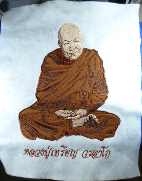 +++ ผ้าทอจีวร หลวงปู่เหรียญ วรลาโภ  +++