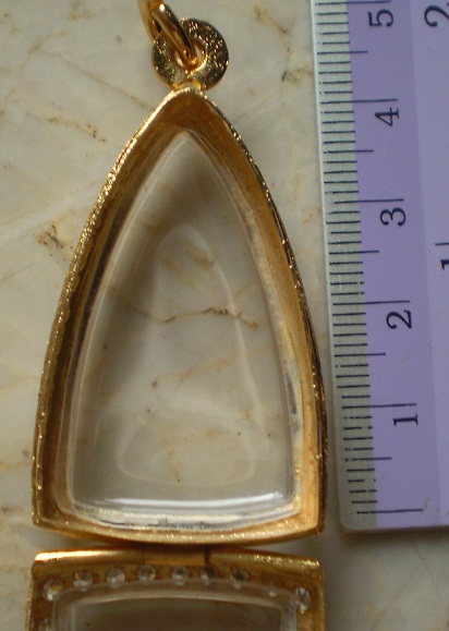 ตลับเงินแกะลาย  ล้อมเพชร  ชุบทองแท้ ใส่ ลป ทวด หลังเตารีดใหญ่ เคาะเดียว 