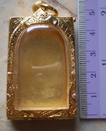 ตลับเงินแกะลาย  ปิดหลัง  ชุบทองแท้ ใส่พระสมเด็จ  เคาะเดียว 