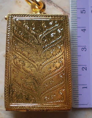 ตลับเงินแกะลาย  ปิดหลัง  ชุบทองแท้ ใส่พระสมเด็จ  เคาะเดียว 