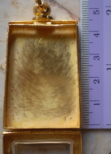 ตลับเงินแกะลาย  ปิดหลัง  ชุบทองแท้ ใส่พระสมเด็จ  เคาะเดียว 