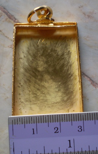 ตลับเงินแกะลาย  ปิดหลัง  ชุบทองแท้ ใส่พระสมเด็จ  เคาะเดียว 