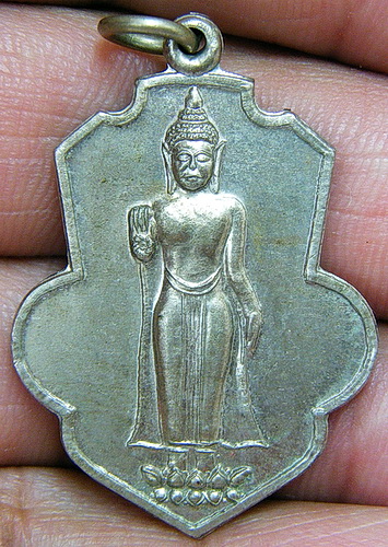 เหรียญพระพุทธไม่ทราบที่ เนื้ออัลปาก้า ตามภาพครับ