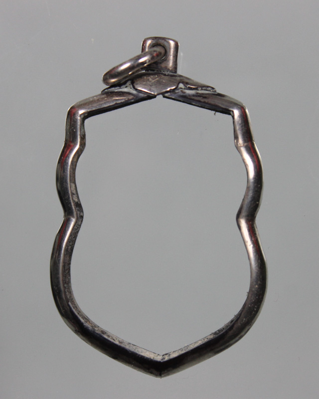 กรอบเสมาเงินผ่าหวาย มือสองครับ ใส่หลวงพ่อทวด เลื่อน ๕๓ ครับ เคาะเดียวครับ