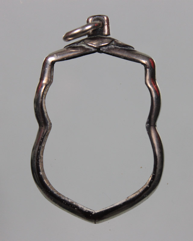 กรอบเสมาเงินผ่าหวาย มือสองครับ ใส่หลวงพ่อทวด เลื่อน ๕๓ ครับ เคาะเดียวครับ