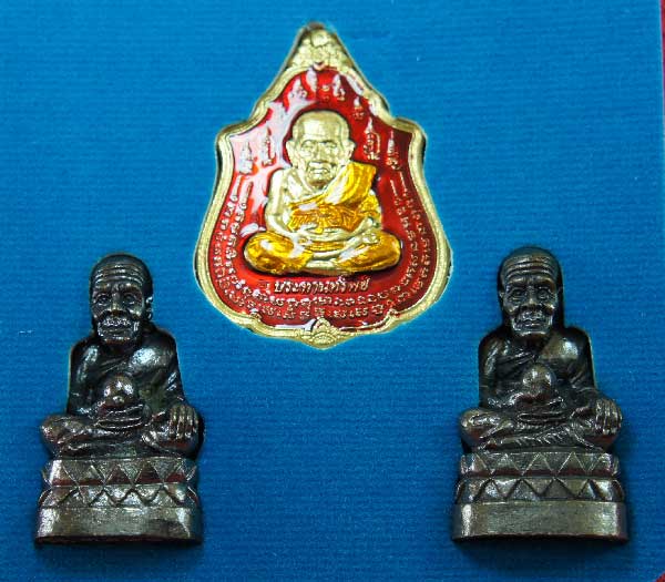 หลวงปู่ทวด หมื่นยันต์ รุ่นรวยหายห่วง ชุดพิเศษทอดกฐิน วัดช้างไห้ เนื้อฝาบาตลงยาสีเเดง หมายเลข 3691