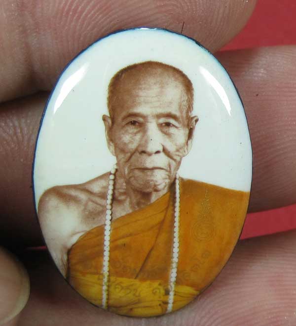 ล๊อกเก็ตฉากขาวทอง รุ่นสุดท้าย หลวงปู่คำบุ คุตฺตจิตฺโต วัดกุดชมภู จ.อุบลราชธานี รุ่นอุดมทรัพย์