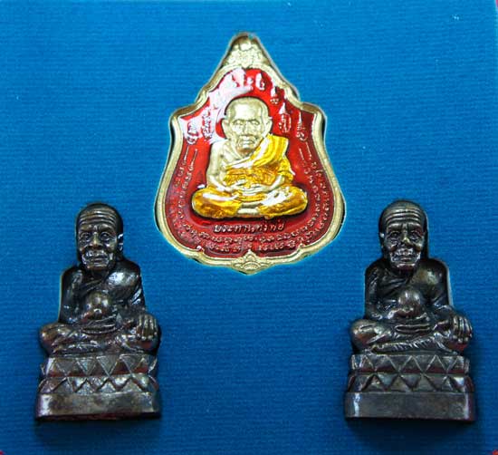หลวงปู่ทวด หมื่นยันต์ รุ่นรวยหายห่วง ชุดพิเศษทอดกฐิน วัดช้างไห้ เนื้อฝาบาตลงยาสีเเดง หมายเลข 3502