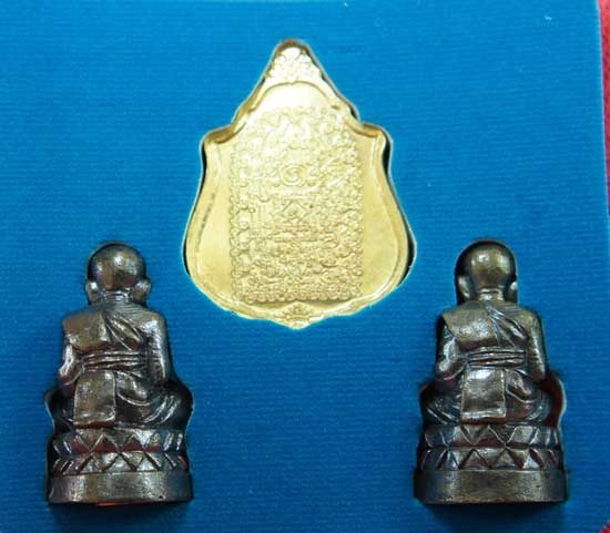 หลวงปู่ทวด หมื่นยันต์ รุ่นรวยหายห่วง ชุดพิเศษทอดกฐิน วัดช้างไห้ เนื้อฝาบาตลงยาสีเเดง หมายเลข 3502