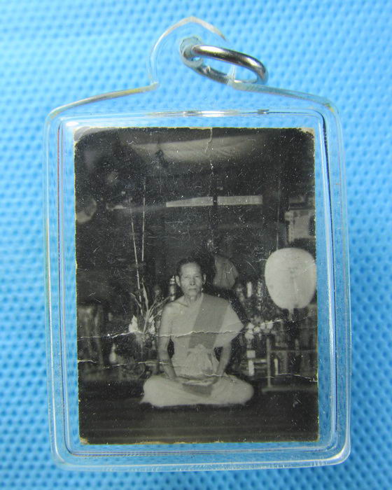 รูปถ่ายหลังจารยันต์หมึก ไม่ทราบที่ เลี่ยมพร้อมใช้ครับ..เริ่ม20บาท.(04/05/57-15)