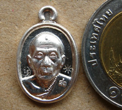 เหรียญเม็ดแตง รุ่นแรก หลวงพ่อเพี้ยน วัดเกริ่นกฐิน จ.ลพบุรี รุ่น ฉลองอายุวัฒนมงคล ๘๓ เนื้อเงิน