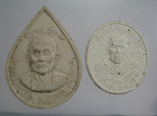 พระผงครูบาอิน วัดฟ้าหลั่ง หลังพระพุทธสิหงค์ + รุ่นวัดโป่งแยง ๒ องค์ เคาะเดียวครับ