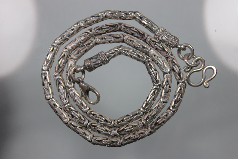 สร้อยเงินขัดเงา มือสองครับ ยาว 21 นิ้ว หนา 4 mm ซื้อมาใช้ได้สองเดือนครับ เคาะเดียวครับ