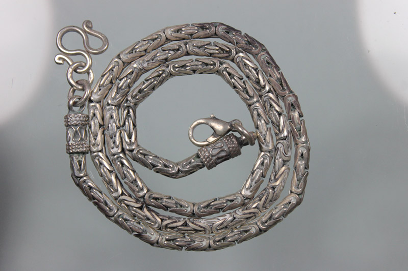 สร้อยเงินขัดเงา มือสองครับ ยาว 21 นิ้ว หนา 4 mm ซื้อมาใช้ได้สองเดือนครับ เคาะเดียวครับ