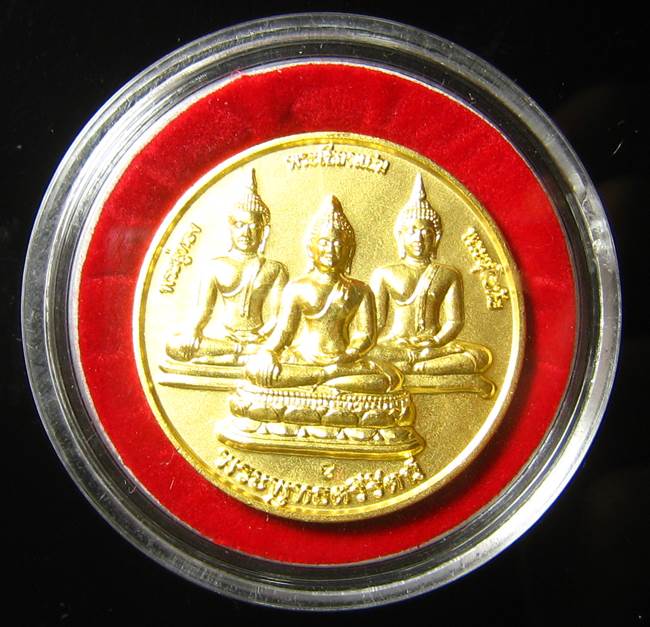 	**ต่ำกว่าจอง เหรียญพระพุทธตรีรัตน์ วัดตรีทศเทพ ปี 51 กะหลั่ยทอง เคาะเดียวแดง**DG81