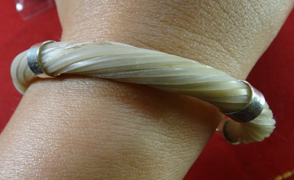 เคาะเดียว...((( กำไลหางช้าง สีขาว ))) จับเงิน สวยๆ ปรับขนาดได้ หายากครับ...