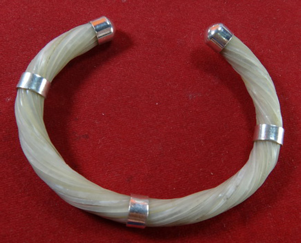 เคาะเดียว...((( กำไลหางช้าง สีขาว ))) จับเงิน สวยๆ ปรับขนาดได้ หายากครับ...