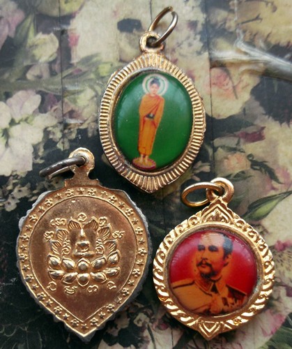 10 บาท กับ ล็อกเก็ตพระเกจิ ...Bi530