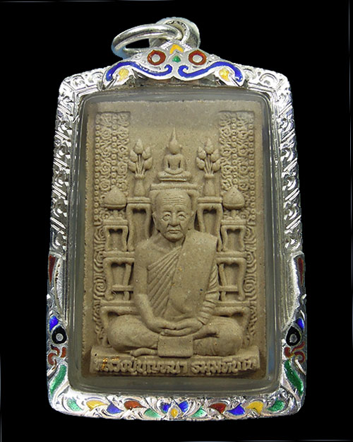 พระผงโต๊ะหมู่ หลวงตาบุญหนา วัดป่าโสตถิผล จ.สกลนคร เนื้อน้ำตาลเทา นิยม+แผ่นทองคำจารมือหลวงตา+ตลับเงิน