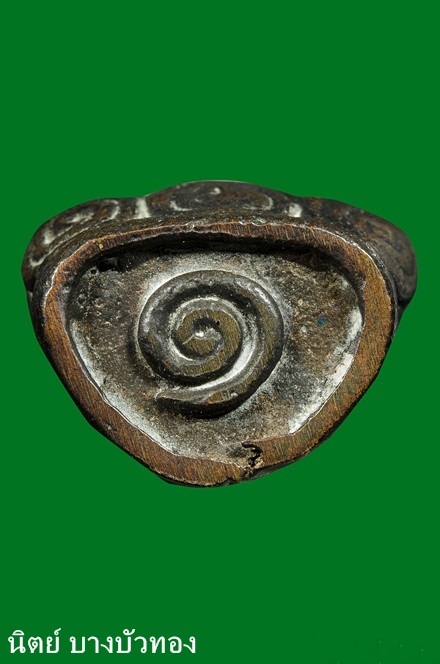 กริ่งเขมรหรือกริ่งตั๊กแตน หลวงพ่อแช่ม วัดดอนยายหอม พิมพ์สมาธิ ฐานบัวฟองมัน ปี27 