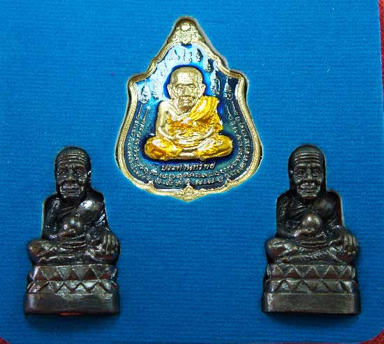 หลวงปู่ทวด หมื่นยันต์ รุ่นรวยหายห่วง ชุดพิเศษทอดกฐิน วัดช้างไห้ เนื้อฝาบาตลงยาสีน้ำเงิน หมายเลข 3711