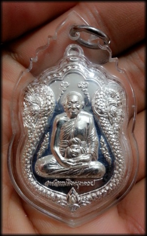 หลวงพ่อจรัญ วัดอัมพวัน เหรียญใบเสมาเศรษฐีใหญ่ เนื้อเงิน สภาพสวยมาก
