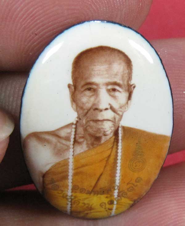 ล๊อกเก็ตฉากขาวทอง รุ่นสุดท้าย หลวงปู่คำบุ คุตฺตจิตฺโต วัดกุดชมภู จ.อุบลราชธานี รุ่นอุดมทรัพย์
