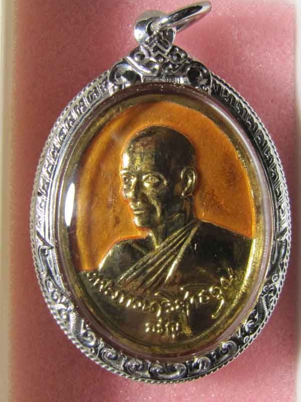 หลวงพ่อจรัลปี34กะไหล่ทองลงยาเลี่ยมเงินเคาะเดียว