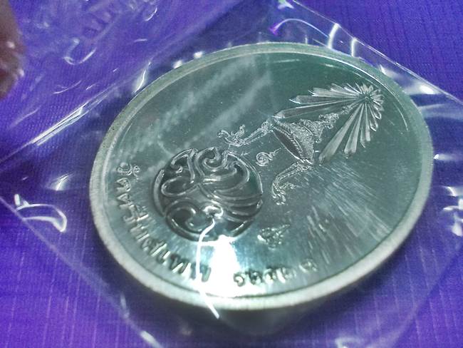 เหรียญพระพุทธนวราชบพิตร วัดตรีทศเทพ ปี 2553 เนื้อเงินหน้ากากทองคำ หมายเลข ๑๒๕๒