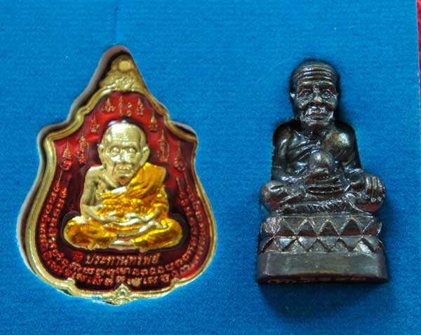 หลวงปู่ทวด หมื่นยันต์ รุ่นรวยหายห่วง ชุดพิเศษทอดกฐิน 3 องค์ วัดช้างไห้ เนื้อฝาบาตลงยาสีเเดง หมายเลข