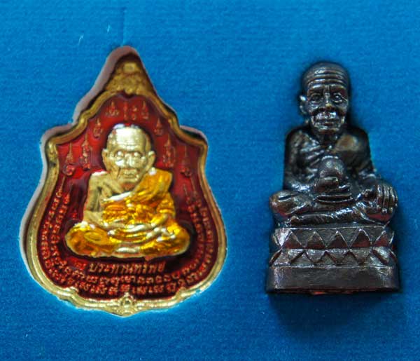 หลวงปู่ทวด หมื่นยันต์ รุ่นรวยหายห่วง ชุดพิเศษทอดกฐิน 3 องค์ วัดช้างไห้ เนื้อฝาบาตลงยาสีเเดง หมายเลข
