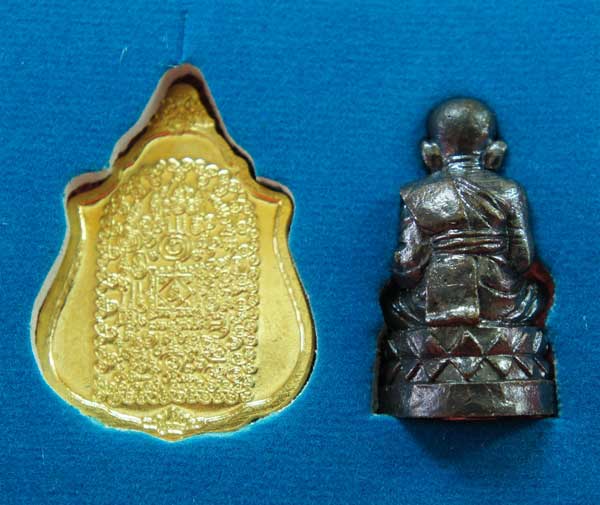 หลวงปู่ทวด หมื่นยันต์ รุ่นรวยหายห่วง ชุดพิเศษทอดกฐิน 3 องค์ วัดช้างไห้ เนื้อฝาบาตลงยาสีเเดง หมายเลข