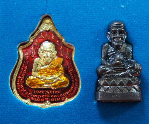 หลวงปู่ทวด หมื่นยันต์ รุ่นรวยหายห่วง ชุดพิเศษทอดกฐิน 3 องค์ วัดช้างไห้ เนื้อฝาบาตลงยาสีเเดง หมายเลข