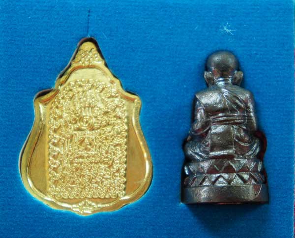 หลวงปู่ทวด หมื่นยันต์ รุ่นรวยหายห่วง ชุดพิเศษทอดกฐิน 3 องค์ วัดช้างไห้ เนื้อฝาบาตลงยาสีเเดง หมายเลข
