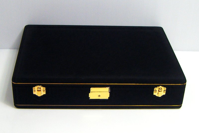 กล่องใส่พระ สั่งทำพิเศษ 2ชั้น 64ช่อง หุ้มกำมะหยี่สีดำ-แดง สวยหรู น่าใช้มากๆคะ