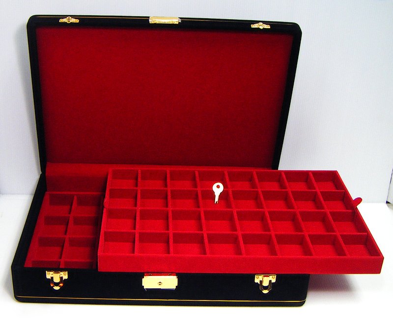 กล่องใส่พระ สั่งทำพิเศษ 2ชั้น 64ช่อง หุ้มกำมะหยี่สีดำ-แดง สวยหรู น่าใช้มากๆคะ