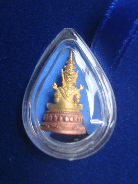 พระแก้วมรกตทรงเครื่อง เนื้อเงิน3K หน้าตัก 1/4 นิ้ว ครองราชย์ 60 ปี 2549 กรมสรรพสามิตรจัดสร้าง (9775)