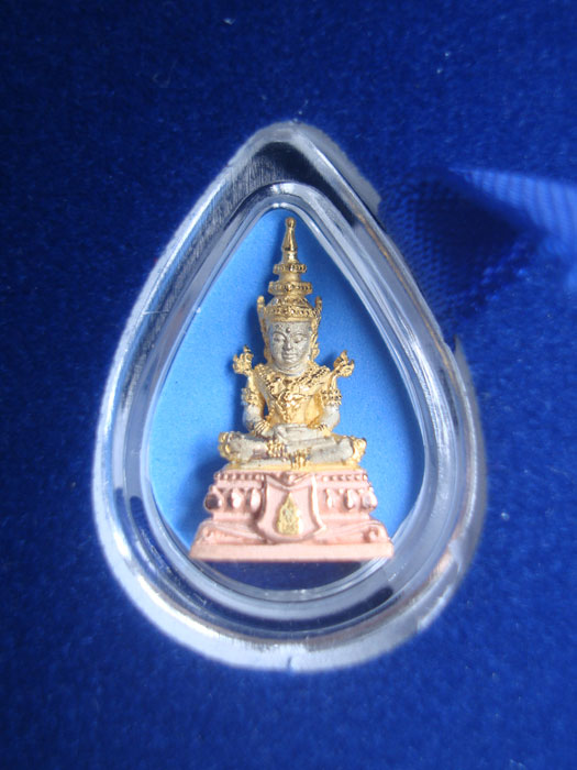 พระแก้วมรกตทรงเครื่อง เนื้อเงิน3K หน้าตัก 1/4 นิ้ว ครองราชย์ 60 ปี 2549 กรมสรรพสามิตรจัดสร้าง (9780)