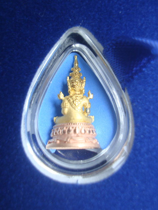 พระแก้วมรกตทรงเครื่อง เนื้อเงิน3K หน้าตัก 1/4 นิ้ว ครองราชย์ 60 ปี 2549 กรมสรรพสามิตรจัดสร้าง (9780)
