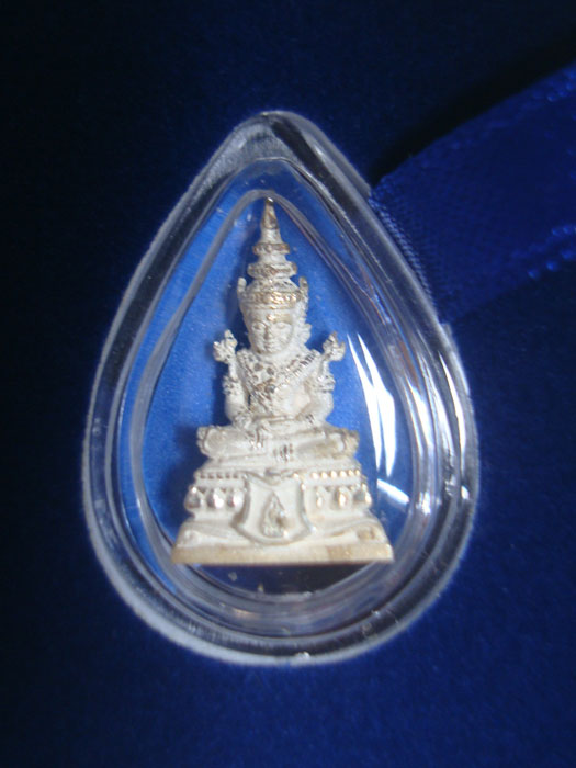 พระแก้วมรกตทรงเครื่อง เนื้อเงิน หน้าตัก 1/4 นิ้ว ครองราชย์ 60 ปี 2549 กรมสรรพสามิตรจัดสร้าง (24308)