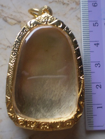 ตลับเงินแกะลาย ปิดหลังบ  ชุบทองแท้  ใส่พระเปิม  เนื้อดิน  เคาะเดียว 