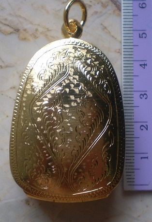 ตลับเงินแกะลาย ปิดหลังบ  ชุบทองแท้  ใส่พระเปิม  เนื้อดิน  เคาะเดียว 